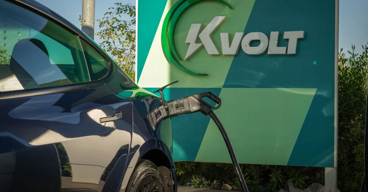 Recharge de voiture électrique à la station Kvolt sous la lumière du jour, accent sur le véhicule moderne et écologique.