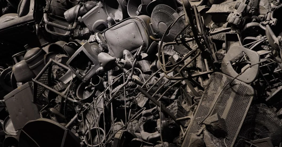 Un tas détaillé d'objets vintage et de déchets avec une touche artistique.