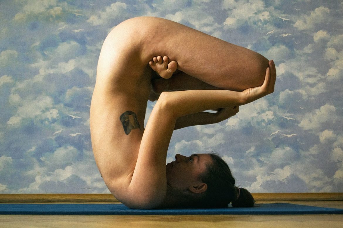 Pratiquer le yoga nu : un effet de mode ou une pratique reconnue ?